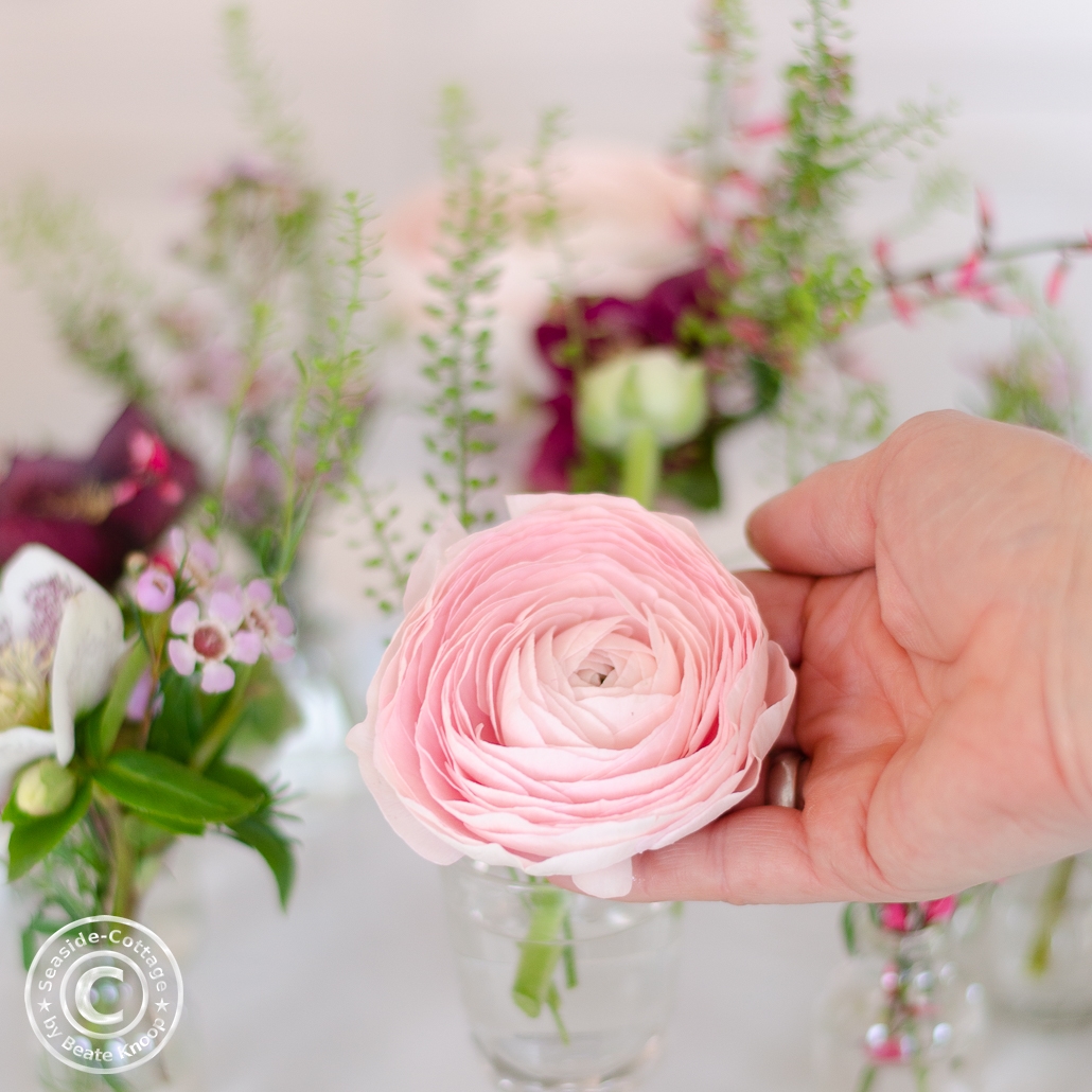 Blumendeko mit Ranunkeln in Rosa