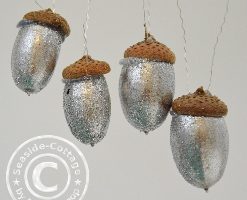 DIY Glitzeranhänger aus Eicheln