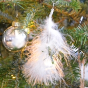 Anleitung Weihnachtsschmuck aus Federn und Perlen