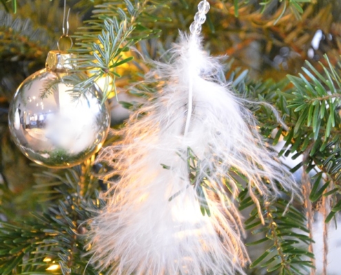 Anleitung Weihnachtsschmuck aus Federn und Perlen