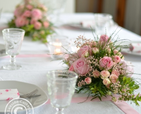 Rosa Tischgesteck für Taufe und Hochzeit