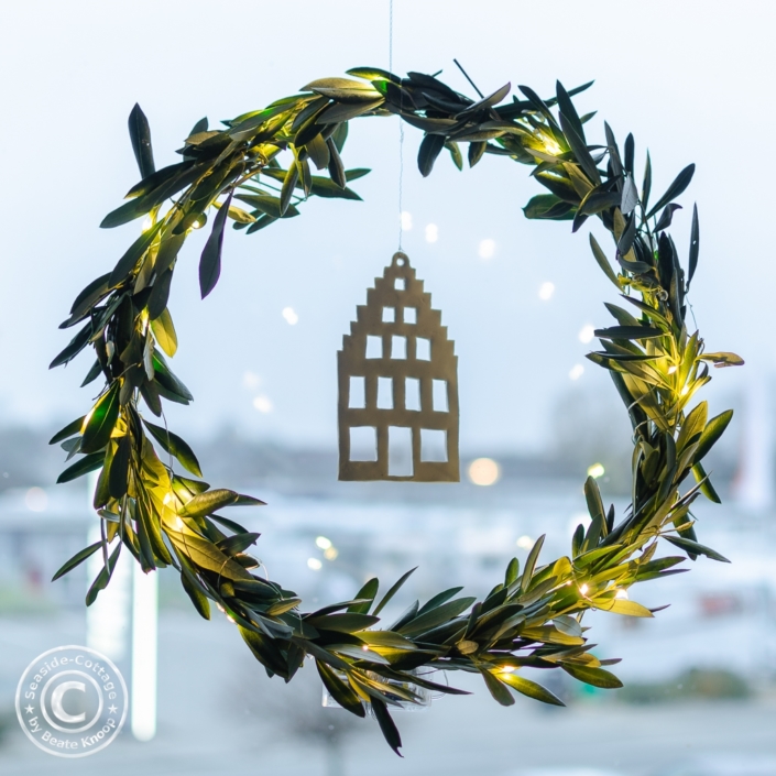 weihnachtliche_fensterdeko_olivenkranz_haus_mit_aus_fimo_01 winterdeko_weihnachtsdeko_fensterdeko_fimo