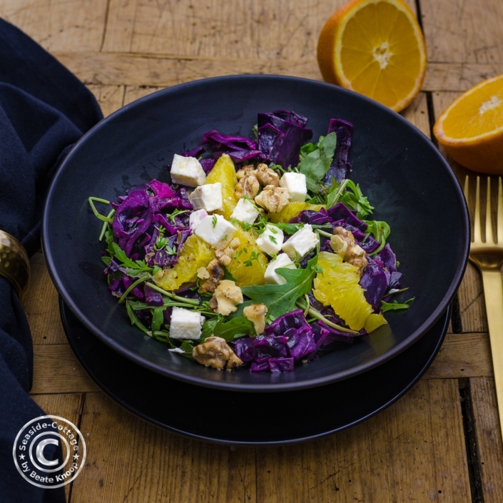 rotkohlsalat_mit_orangen_und_feta_01 rezept für rotkohlsalat mit orangen und feta, rucola und walnüssen