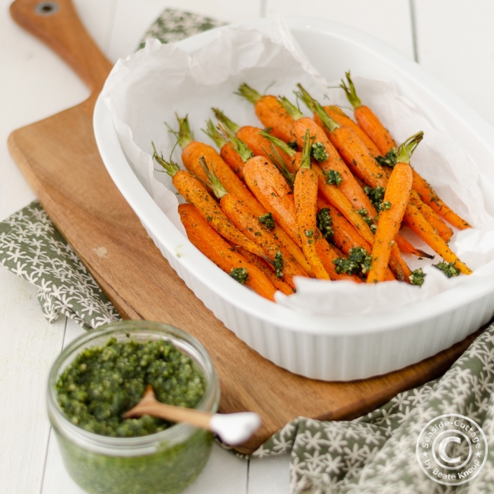 moehren_aus_dem_ofen_mit_moehrenpesto_03 Im Ofen gegarte Möhren mit Pesto aus Möhrengrün