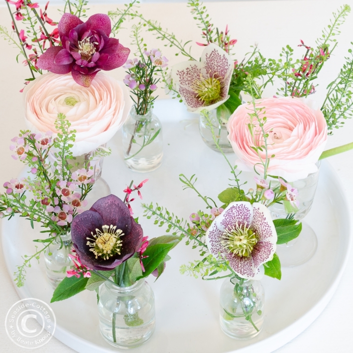 tischdeko_fruehling_in_kleinen_vasen 17 Blumendeko mit Frühlingsblumen in kleinen Vasen