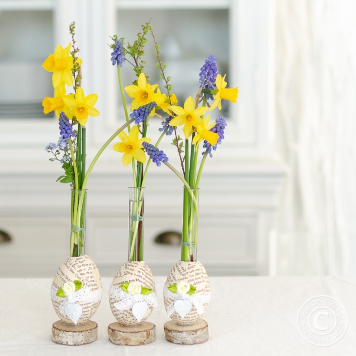 Tischdeko mit Frühlingsblumen und Gänseeiern