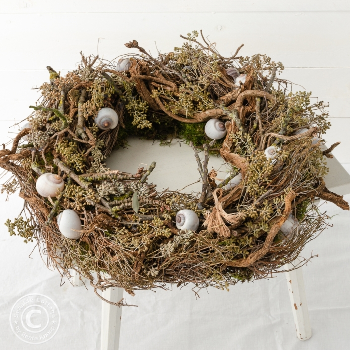 euphorbia_schnecken_kranz_04 Naturkranz aus Euphorbia spinosa, mit Eukalyptusbeeren und Weinbergschneckenhäusern
