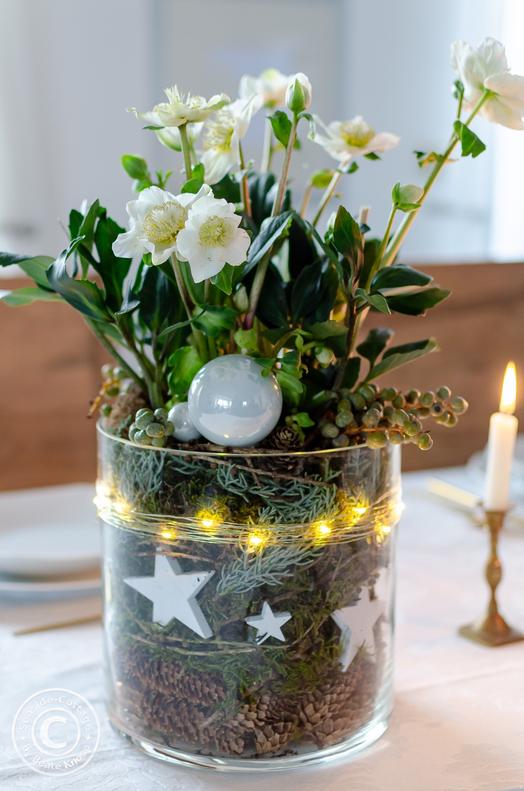 Christrosen weihnachtlich dekoriert im Glas für Tischdeko
