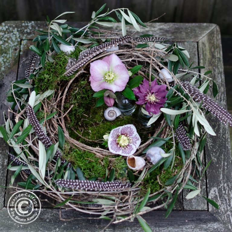 Nest aus Rebe mit Olivenzweigen, Moos und Lenzrosen SeasideCottage
