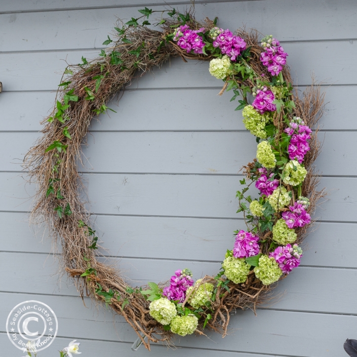 gartendeko-blumiger-hulahoop-mit-euphorbie-viburnum-levkojen-15 Blumiger Hulahoop-Kranz für die Gartendeko