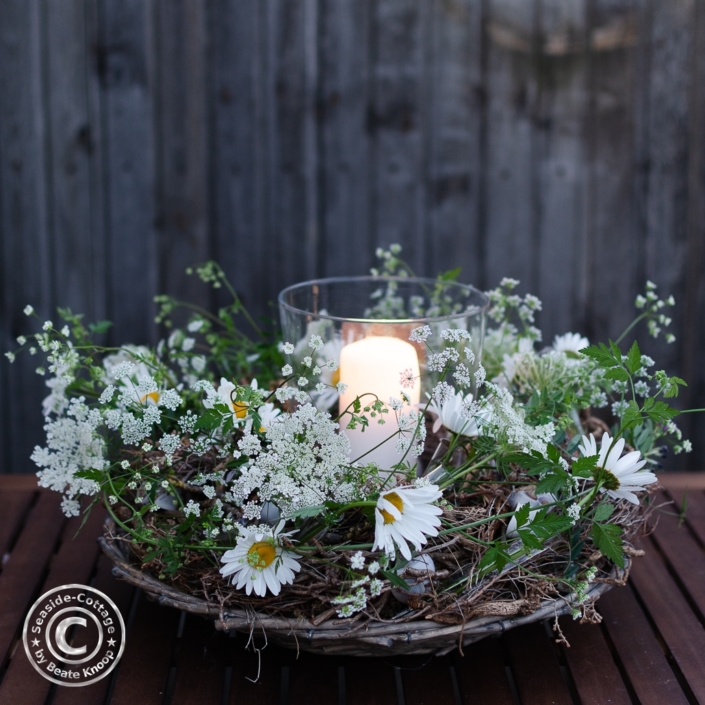 sommerkranz-mit-wiesenblumen-diy-titel Blumenkranz mit Windlicht moody