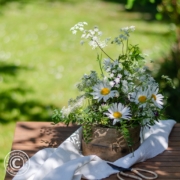 Sommerliche Tischdeko mit Margeriten und Kerbel