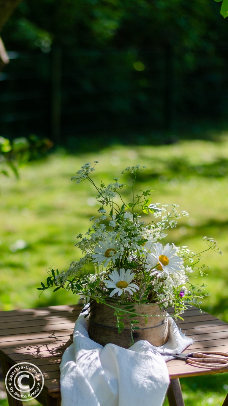 Sommerliche Tischdeko Mit Wiesenblumen - Seaside-Cottage