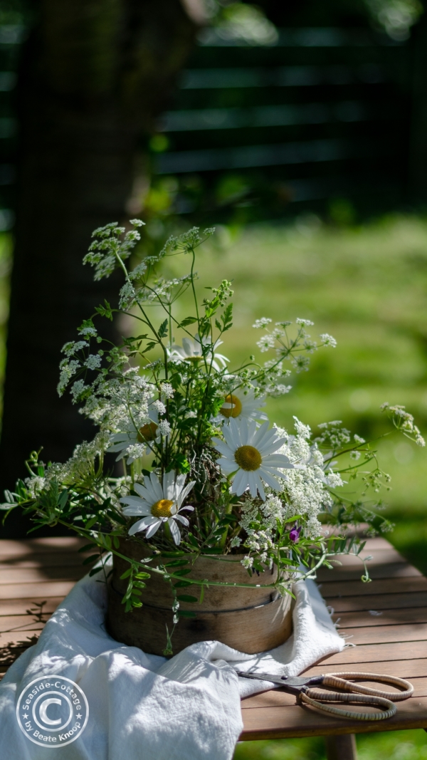 Sommerliche Tischdeko Mit Wiesenblumen - Seaside-Cottage