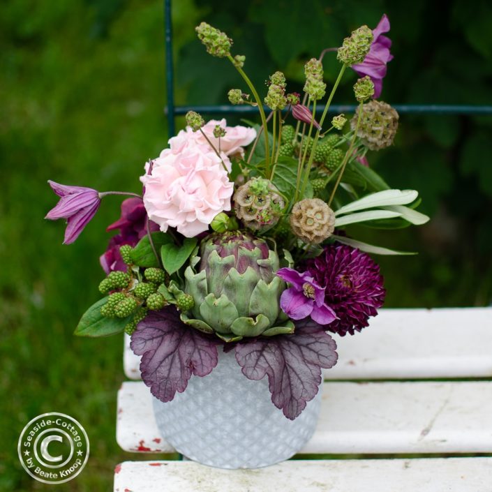 diy-sommerliche-tischdeko-mit-artischocke-ohne-steckschaum-05 Sommerliche Tischdeko mit Artischocke, rosa Rosen, Hortensie, Dahlien, Waldreben, grünen Brombeeren und Wiesenknöpfchen