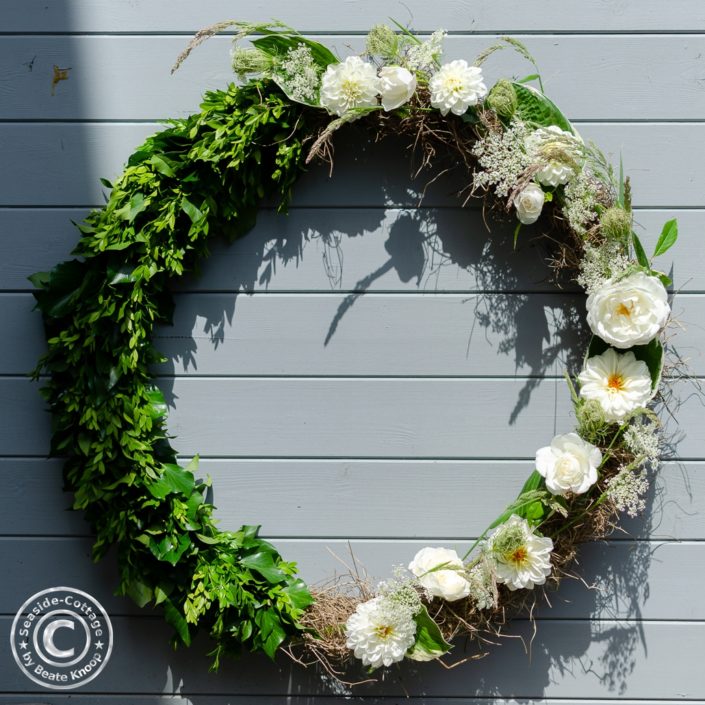 hulahoop-sommerkranz-in-weiss-hochzeit-taufe-diner-en-blanc-gartenparty-02 Anleitung für einen Hulahoop-Sommerkranz