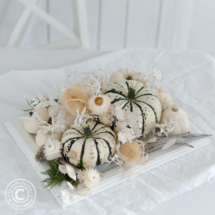 herbstliche-tischdeko-mit-baby-boo-und-trockenblumen 09 Tischdeko mit weißen Kürbissen und Trockenblumen auf einem weißen Tisch mit weißer Tischdecke