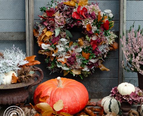 Herbstdeko im Garten und bunter Herbstkranz