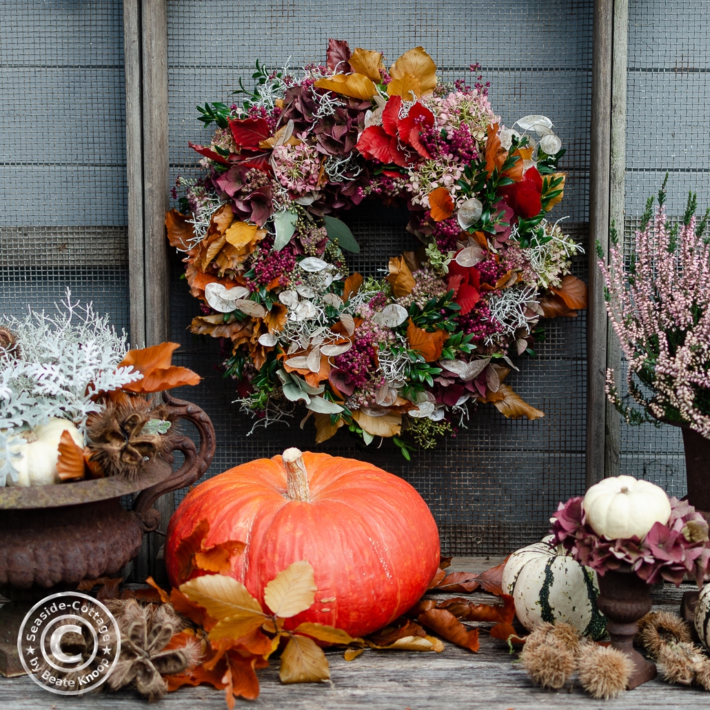 Herbstdeko im Garten und bunter Herbstkranz