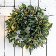 Eukalyptuskranz weihnachtlich dekoriert
