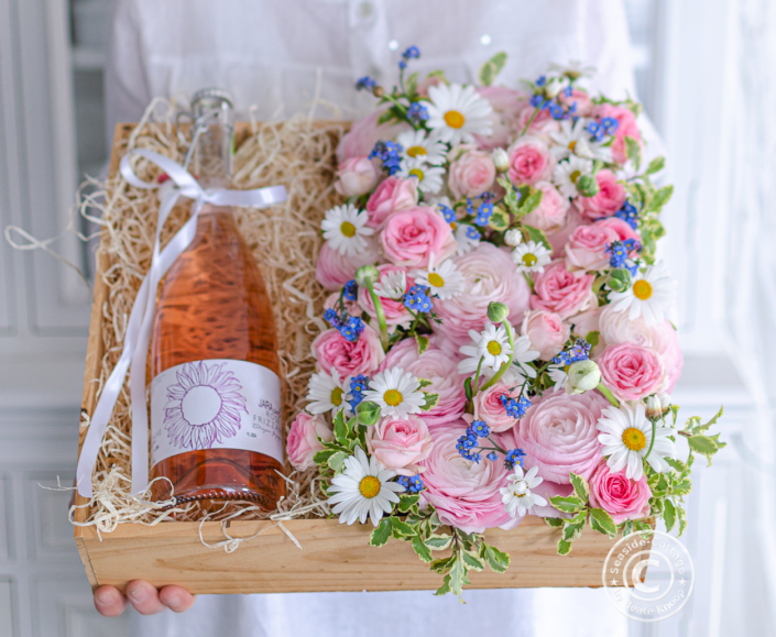 blumige-weinkiste-geschenk-zum-muttertag-titel Blumige Geschenkverpackung Muttertag Hochzeit Geburtstag