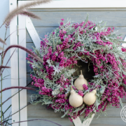 Hängender Herbstkranz mit Erica und Zierkürbissen in rosa-grau