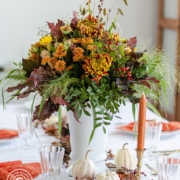 Herbstleuchten mit orange Chrysanthemen