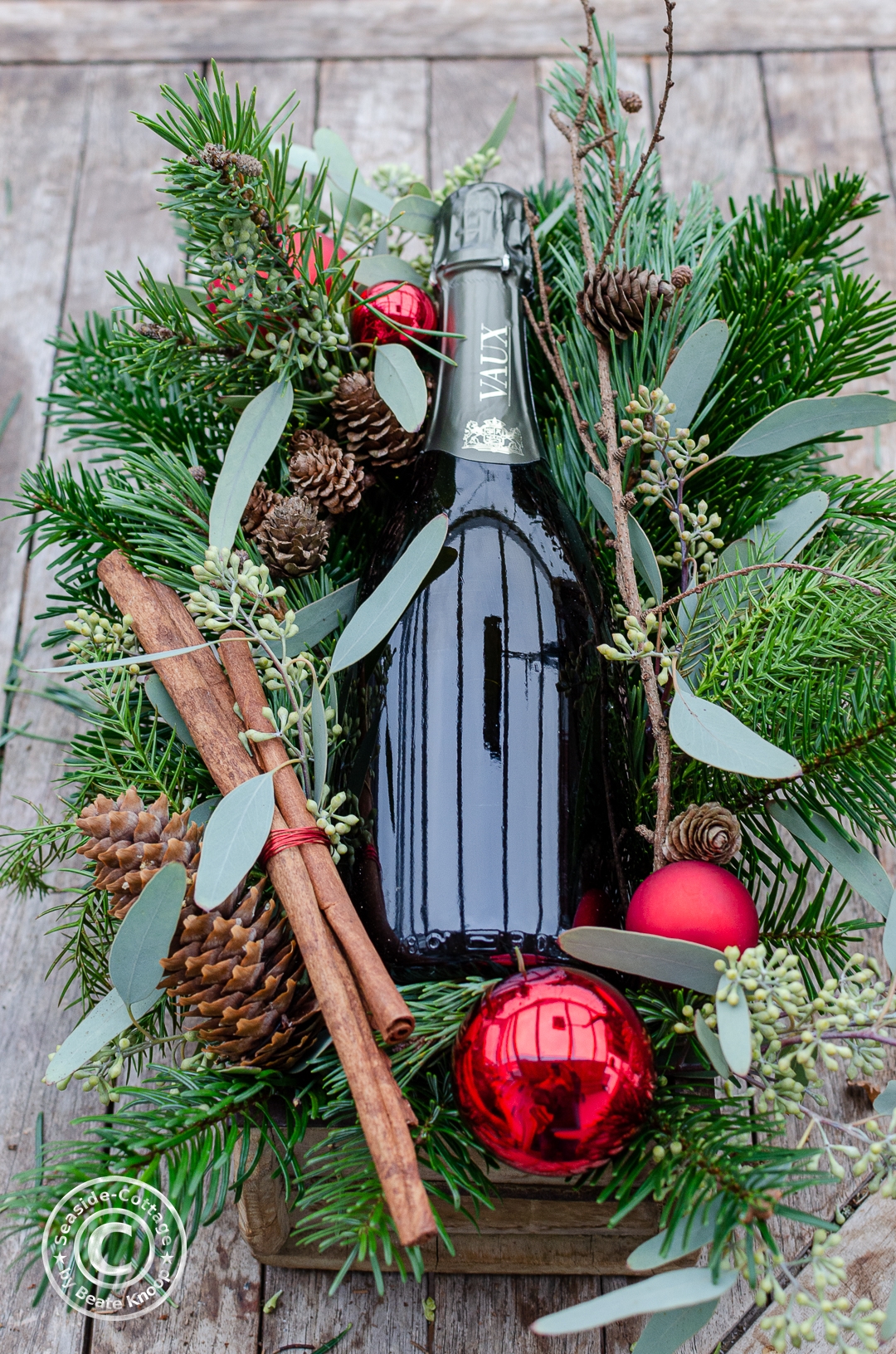 Flasche als Geschenk mit Tanne weihnachtlich dekorieren